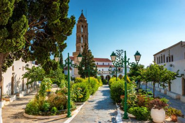 Panagia Myrtidiotissa manastırı ve Kythira 'nın ruhani merkezi. Tapınak, Kythira 'nın hamisi olarak kabul edilen Bakire Myrtidiotissa' ya adanmıştır..