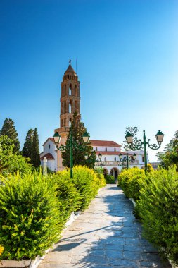 Panagia Myrtidiotissa manastırı ve Kythira 'nın ruhani merkezi. Tapınak, Kythira 'nın hamisi olarak kabul edilen Bakire Myrtidiotissa' ya adanmıştır..