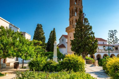 Panagia Myrtidiotissa manastırı ve Kythira 'nın ruhani merkezi. Tapınak, Kythira 'nın hamisi olarak kabul edilen Bakire Myrtidiotissa' ya adanmıştır..