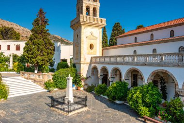 Panagia Myrtidiotissa manastırı ve Kythira 'nın ruhani merkezi. Tapınak, Kythira 'nın hamisi olarak kabul edilen Bakire Myrtidiotissa' ya adanmıştır..