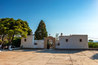 Panagia Myrtidiotissa manastırı ve Kythira 'nın ruhani merkezi. Tapınak, Kythira 'nın hamisi olarak kabul edilen Bakire Myrtidiotissa' ya adanmıştır..