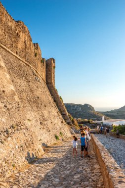 Yunanistan 'ın Kythera adasındaki tarihi şatodan manzara.