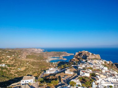 Chora, Kythera üzerinde günbatımında Kale 'nin yanında nefes kesici panoramik manzara. Yunanistan, Avrupa 'daki Kythera adası üzerindeki görkemli manzara.