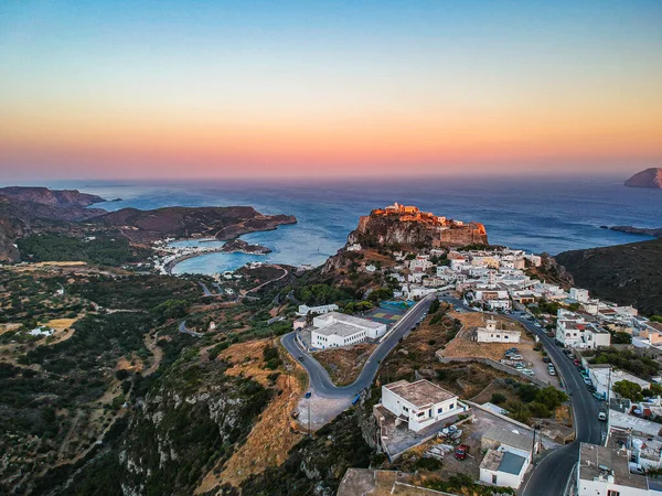 Chora, Kythera üzerinde günbatımında Kale 'nin yanında nefes kesici panoramik manzara. Yunanistan, Avrupa 'daki Kythera adası üzerindeki görkemli manzara.