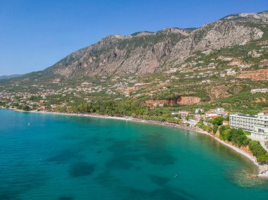 Yunanistan 'ın Kalamata kenti yakınlarındaki Kato verga sahil kasabasındaki Almyros plajında yüzen turistler yaz tatillerinin keyfini çıkarıyorlar.