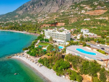 Yunanistan 'ın Kato verga kalamata kentindeki lüks oteller ve tatil beldeleri ile Almyros plajı üzerindeki hava manzarası.