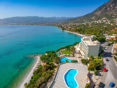 Yunanistan 'ın Kato verga kalamata kentindeki lüks oteller ve tatil beldeleri ile Almyros plajı üzerindeki hava manzarası.