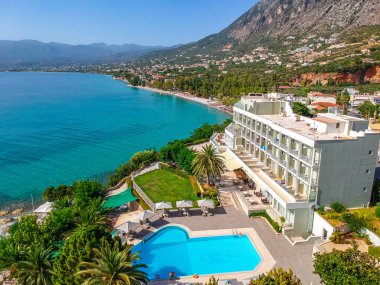 Yunanistan 'ın Kato verga kalamata kentindeki lüks oteller ve tatil beldeleri ile Almyros plajı üzerindeki hava manzarası.