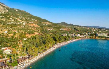 Yunanistan 'ın Kalamata kenti yakınlarındaki Kato verga sahil kasabasındaki Almyros plajında yüzen turistler yaz tatillerinin keyfini çıkarıyorlar.