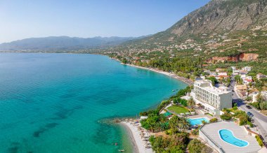 Yunanistan 'ın Kato verga kalamata kentindeki lüks oteller ve tatil beldeleri ile Almyros plajı üzerindeki hava manzarası.