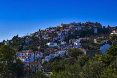 Eski Chora, Alonissos, ada Yunanistan 'dan güzel bir manzara. Dar kaldırımlı yolları ve renkli evleri olan geleneksel mimari binalar.