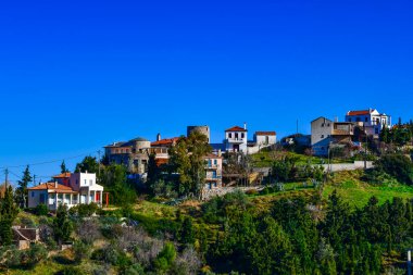 Eski Chora, Alonissos, ada Yunanistan 'dan güzel bir manzara. Dar kaldırımlı yolları ve renkli evleri olan geleneksel mimari binalar.