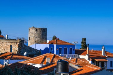 Eski Chora, Alonissos, ada Yunanistan 'dan güzel bir manzara. Dar kaldırımlı yolları ve renkli evleri olan geleneksel mimari binalar.