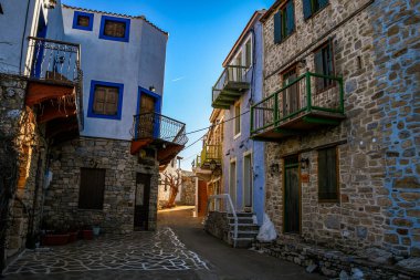 Eski Chora, Alonissos, ada Yunanistan 'dan güzel bir manzara. Dar kaldırımlı yolları ve renkli evleri olan geleneksel mimari binalar.
