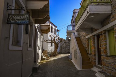 Eski Chora, Alonissos, ada Yunanistan 'dan güzel bir manzara. Dar kaldırımlı yolları ve renkli evleri olan geleneksel mimari binalar.