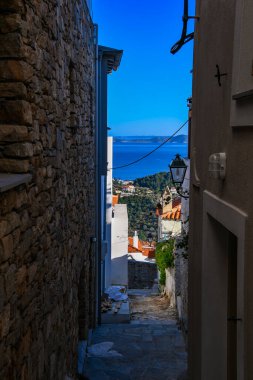 Eski Chora, Alonissos, ada Yunanistan 'dan güzel bir manzara. Dar kaldırımlı yolları ve renkli evleri olan geleneksel mimari binalar.