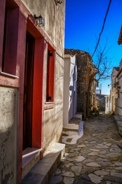 Eski Chora, Alonissos, ada Yunanistan 'dan güzel bir manzara. Dar kaldırımlı yolları ve renkli evleri olan geleneksel mimari binalar.