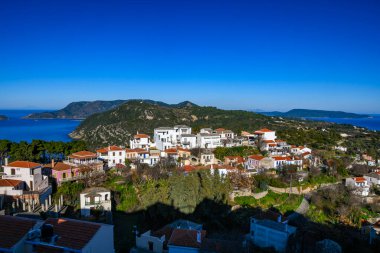 Eski Chora, Alonissos, ada Yunanistan 'dan güzel bir manzara. Dar kaldırımlı yolları ve renkli evleri olan geleneksel mimari binalar.