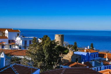 Eski Chora, Alonissos, ada Yunanistan 'dan güzel bir manzara. Dar kaldırımlı yolları ve renkli evleri olan geleneksel mimari binalar.