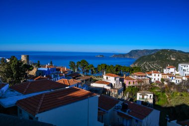 Eski Chora, Alonissos, ada Yunanistan 'dan güzel bir manzara. Dar kaldırımlı yolları ve renkli evleri olan geleneksel mimari binalar.