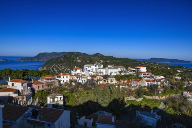 Eski Chora, Alonissos, ada Yunanistan 'dan güzel bir manzara. Dar kaldırımlı yolları ve renkli evleri olan geleneksel mimari binalar.
