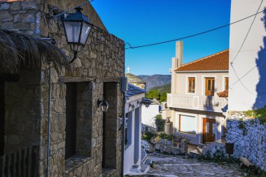 Eski Chora, Alonissos, ada Yunanistan 'dan güzel bir manzara. Dar kaldırımlı yolları ve renkli evleri olan geleneksel mimari binalar.