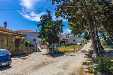 Eski Chora, Alonissos, ada Yunanistan 'dan güzel bir manzara. Dar kaldırımlı yolları ve renkli evleri olan geleneksel mimari binalar.