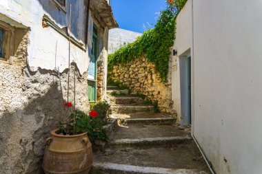 Yunanistan 'ın Alonissos adasındaki Chora köyünden güzel bir manzara. Dar kaldırımlı yolları ve renkli evleri olan geleneksel mimari binalar.