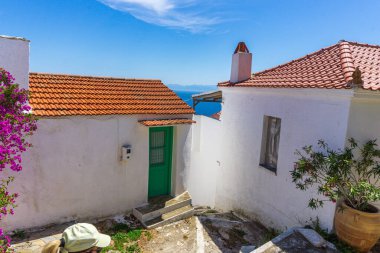 Yunanistan 'ın Alonissos adasındaki Chora köyünden güzel bir manzara. Dar kaldırımlı yolları ve renkli evleri olan geleneksel mimari binalar.
