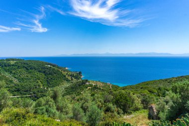 Ege Denizi 'ne doğru, Chora yolunda, Yunanistan' ın Alonissos adasındaki eski bir köy..