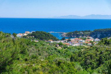 Yunanistan 'ın Alonissos adasındaki eski bir köy olan Chora yolundaki Ege Denizi ve Patitiri kasabasına doğru hava manzarası.