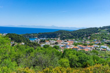 Yunanistan 'ın Alonissos adasındaki eski bir köy olan Chora yolundaki Ege Denizi ve Patitiri kasabasına doğru hava manzarası.