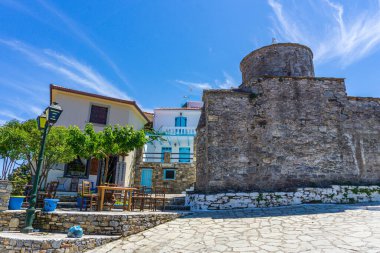 Yunanistan 'ın Alonissos adasındaki Eski Köy Chora' daki geleneksel Yunan Ortodoks Kilisesi.