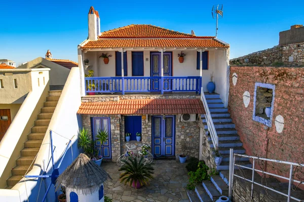 来自希腊阿罗尼斯索斯岛Chora老村的美丽风景 传统建筑 有狭窄的鹅卵石小径和五彩斑斓的房屋 — 图库照片