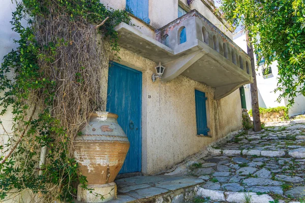 来自希腊阿罗尼斯索斯岛Chora老村的美丽风景 传统建筑 有狭窄的鹅卵石小径和五彩斑斓的房屋 — 图库照片