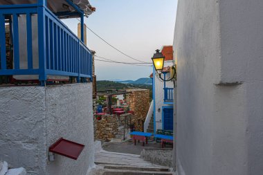 Eski Chora, Alonissos, ada Yunanistan 'dan güzel bir manzara. Dar kaldırımlı yolları ve renkli evleri olan geleneksel mimari binalar.