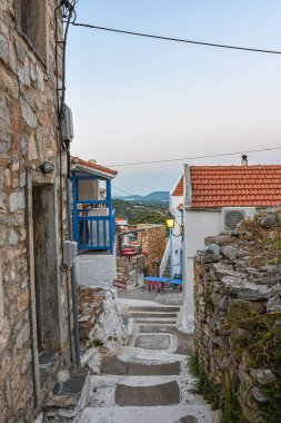 Eski Chora, Alonissos, ada Yunanistan 'dan güzel bir manzara. Dar kaldırımlı yolları ve renkli evleri olan geleneksel mimari binalar.