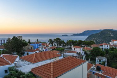 Eski Chora, Alonissos, ada Yunanistan 'dan güzel bir manzara. Dar kaldırımlı yolları ve renkli evleri olan geleneksel mimari binalar.