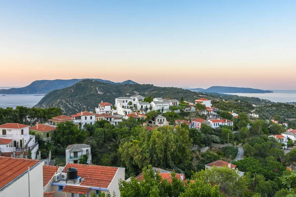 Eski Chora, Alonissos, ada Yunanistan 'dan güzel bir manzara. Dar kaldırımlı yolları ve renkli evleri olan geleneksel mimari binalar.