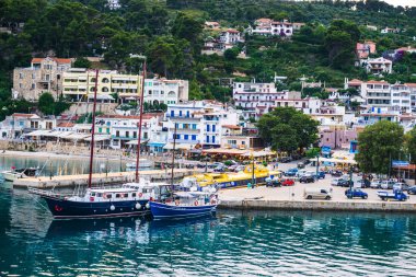 Alonissos adasındaki güzel sahil kasabası Patitiri, Yunanistan, Avrupa