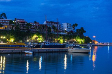 Alonissos Adası, Yunanistan ve Avrupa 'daki güzel sahil kenti Patitiri' nin gece manzarası