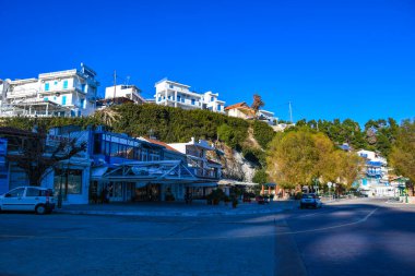 Alonissos adasındaki güzel sahil kasabası Patitiri, Yunanistan, Avrupa