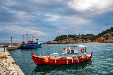 Alonnisos Adası, Sporades, Yunanistan ve Akdeniz 'deki Patitiri limanında geleneksel balıkçı tekneleri