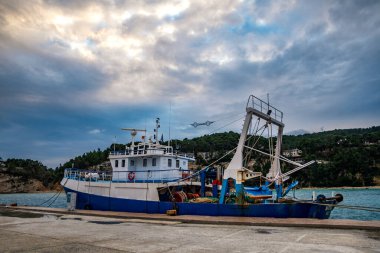 Alonissos adasındaki güzel sahil kasabası Patitiri, Yunanistan, Avrupa
