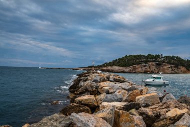 Alonissos adasındaki güzel sahil kasabası Patitiri, Yunanistan, Avrupa