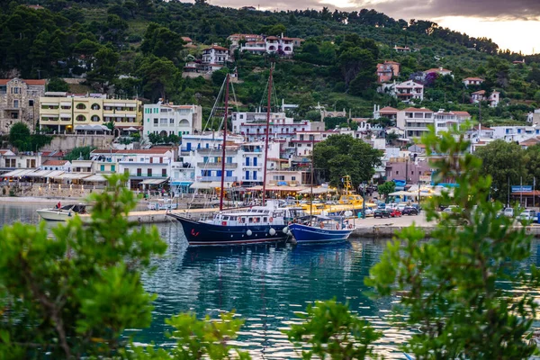 Gyönyörű Tengerparti Város Patitiri Alonissos Sziget Görögország Európa — Stock Fotó
