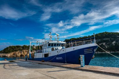 Alonnisos Adası, Sporades, Yunanistan ve Akdeniz 'deki Patitiri limanında geleneksel balıkçı tekneleri