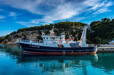 Alonnisos Adası, Sporades, Yunanistan ve Akdeniz 'deki Patitiri limanında geleneksel balıkçı tekneleri