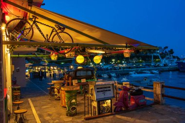 Alonissos Adası, Yunanistan ve Avrupa 'daki güzel sahil kenti Patitiri' nin gece manzarası