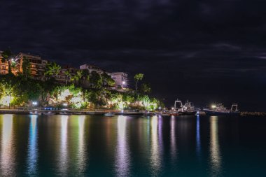 Alonissos Adası, Yunanistan ve Avrupa 'daki güzel sahil kenti Patitiri' nin gece manzarası